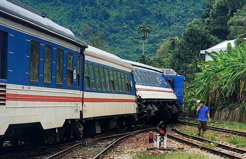 Tàu trật đường ray khi qua Thừa Thiên Huế