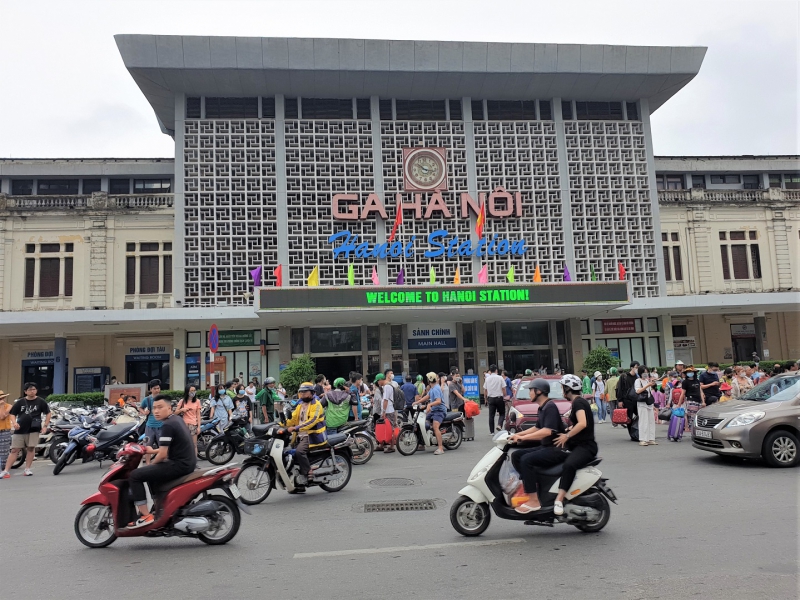 Ga Hà Nội rợp cờ Tổ quốc, đón hàng nghìn khách đi tàu dịp lễ 30/4