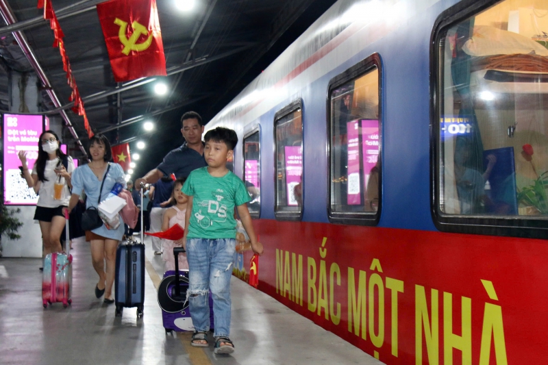 Khởi hành chuyến tàu đặc biệt chào mừng ngày đất nước hoàn toàn giải phóng