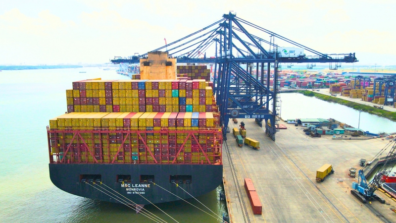 Hàng hóa qua cảng tăng trưởng hai con số, container bứt tốc mạnh mẽ