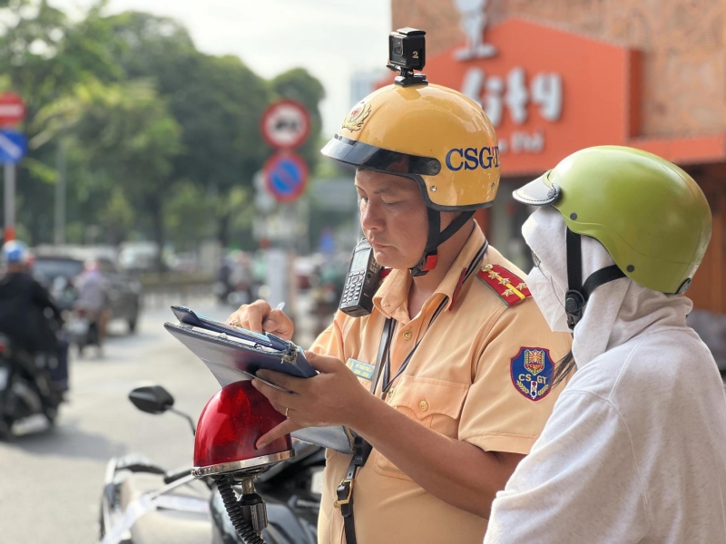 Hà Nội: CSGT lập chốt 1 giờ, phạt hơn 100 triệu đồng với hàng chục xe máy vi phạm