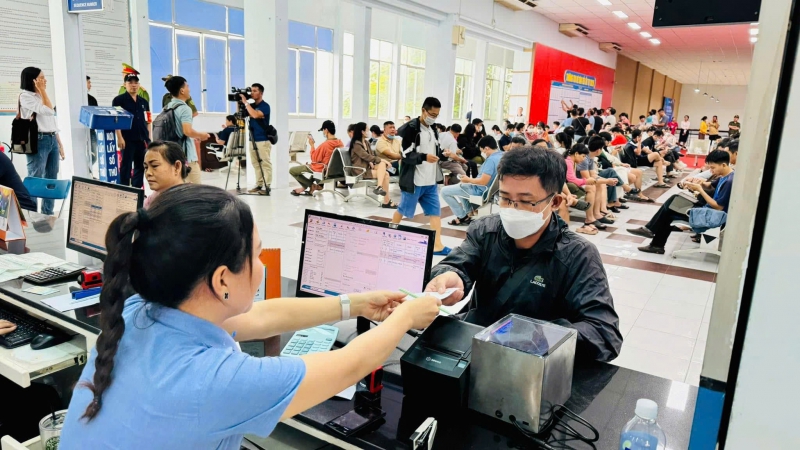 Mua vé tàu Tết chặng càng xa giá càng giảm, đến 20%