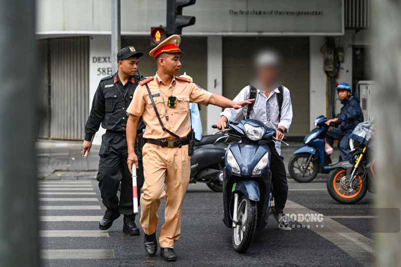 CSGT đang điều khiển giao thông không được dừng xe tại các nút giao