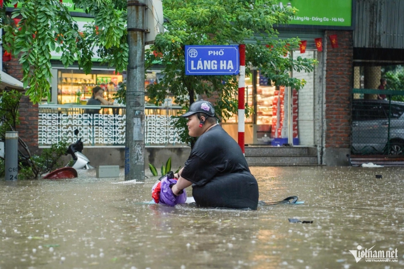 Hà Nội vẫn mưa như trút cả ngày, người dân chèo 'thuyền xốp' giữa biển nước