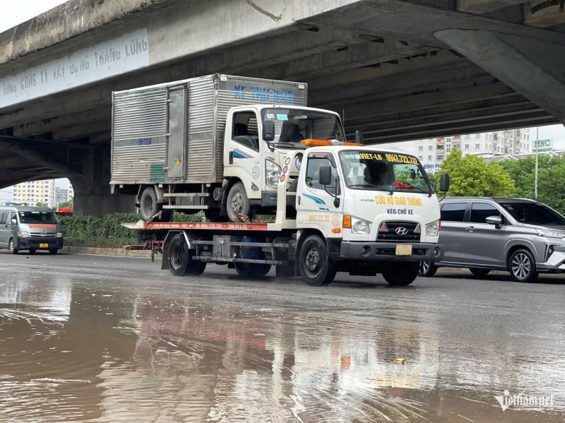 Hà Nội: Ô tô dính ngập nước vẫn nằm la liệt, xe cứu hộ chạy xuyên đêm không xuể