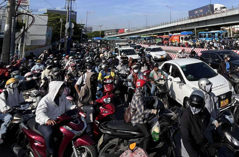 Ùn tắc 'ngộp thở' ở TPHCM: Nghìn người 'chôn chân', xe máy rẽ hẻm tìm lối thoát