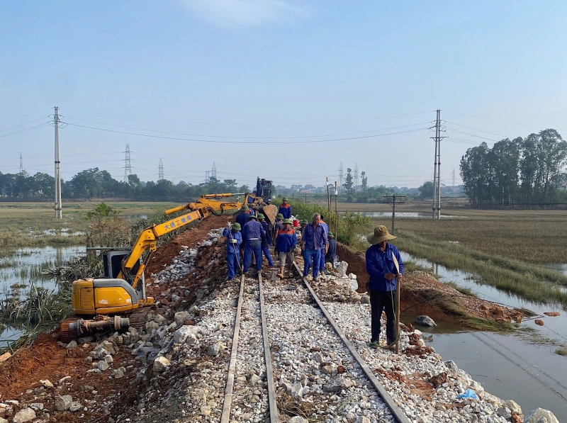 Đường sắt lên phương án ứng phó bão số 12, bảo đảm an toàn chạy tàu