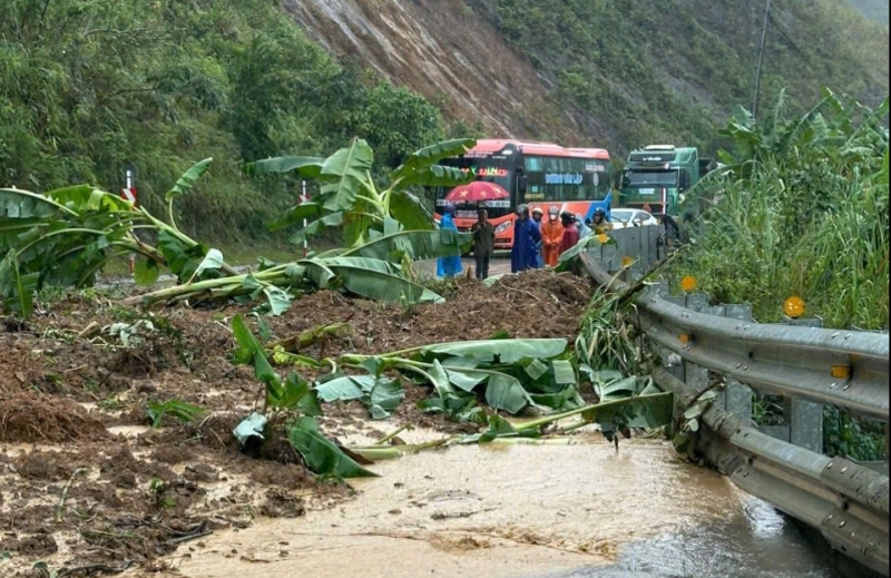 Sạt lở đường Hồ Chí Minh qua đèo Lò Xo, giao thông tê liệt