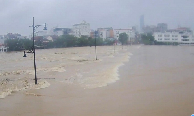 Mưa đặc biệt to gây ngập nặng ở Huế, còi hú báo lũ vang khắp thành phố
