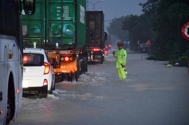 Cao tốc, quốc lộ qua miền Trung tắc nghẽn, chia cắt do mưa lũ: Tài xế lưu thông thế nào?