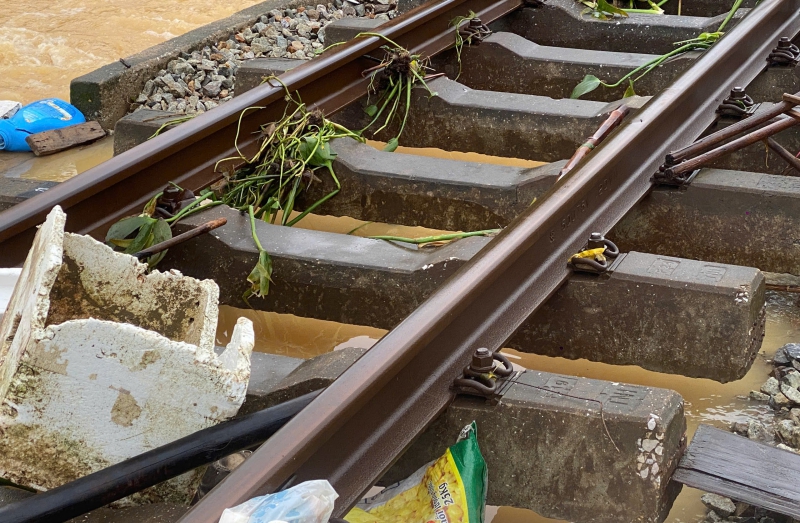 Huế: Khẩn trương khắc phục đoạn đường sắt Bắc - Nam bị lũ cuốn trôi nền đá