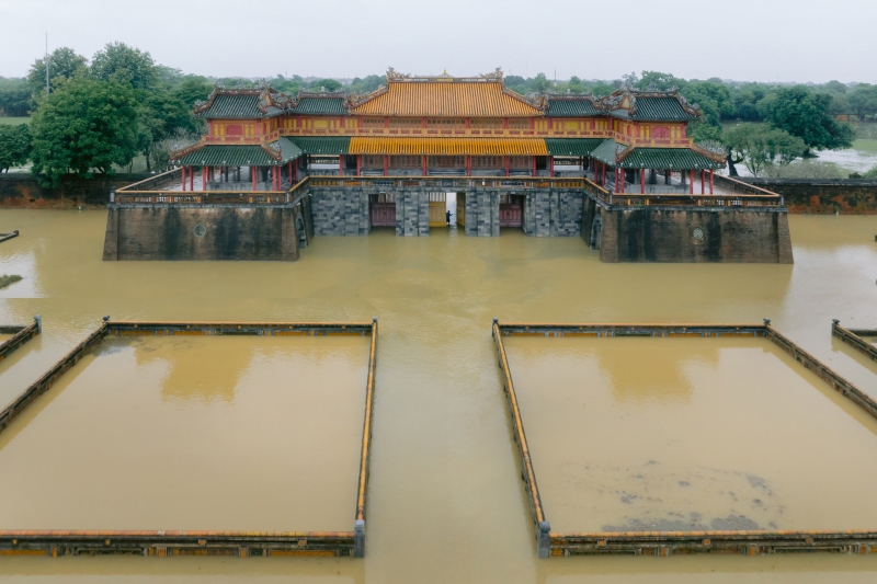 Cảnh tượng 'xứ Huế thơ mộng' giữa bốn bề biển nước nhìn từ trên cao