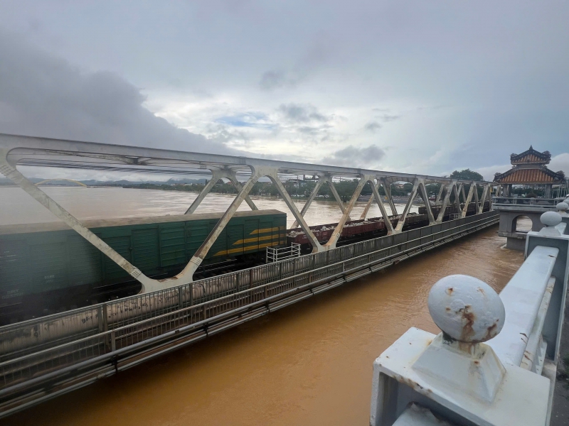 Đường sắt lại điều tàu hàng “trấn giữ” cầu Bạch Hổ giữa lũ lớn sông Hương