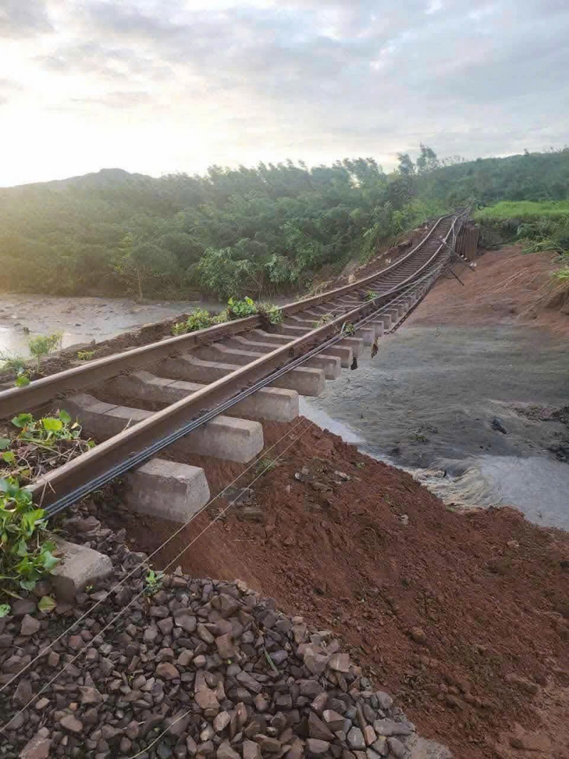 Đường sắt Bắc Nam bị chia cắt, 9 tàu khách phải nằm chờ