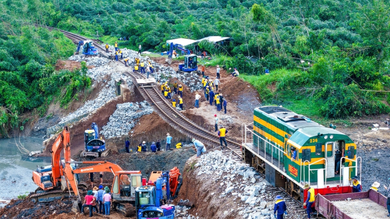 Đường sắt Bắc Nam dự kiến thông tối nay, sau 4 ngày hư hại do bão