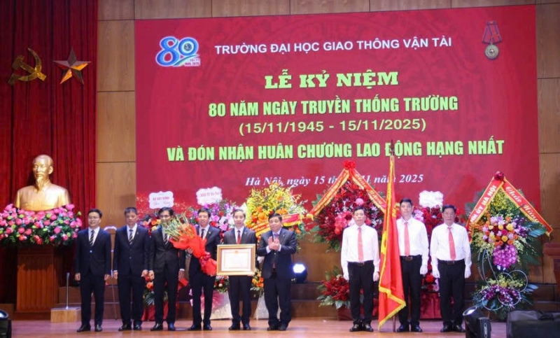 Trường Đại học GTVT đón nhận Huân chương Lao động hạng Nhất