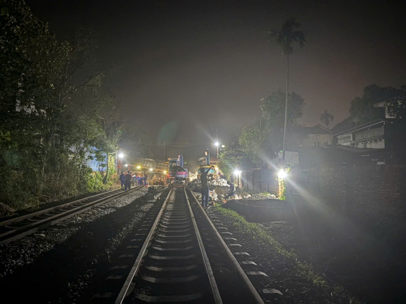 Ảnh hưởng mưa lũ khu vực Nam Trung Bộ, đường sắt dừng chạy nhiều tàu