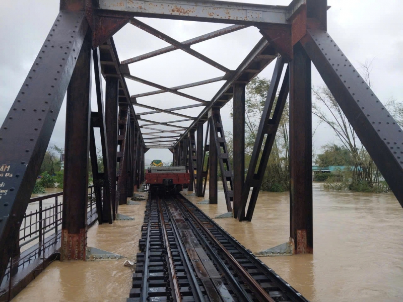 Tập trung xử lý các điểm sạt lở, nhanh chóng khôi phục các tuyến giao thông huyết mạch