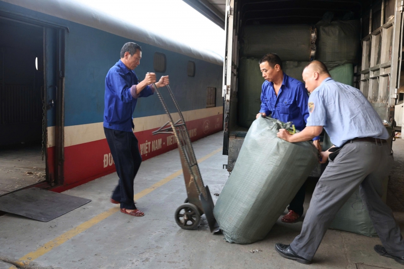 Hơn 15.000 kiện hàng cứu trợ được đường sắt chuyển miễn phí đến người dân vùng bão lũ
