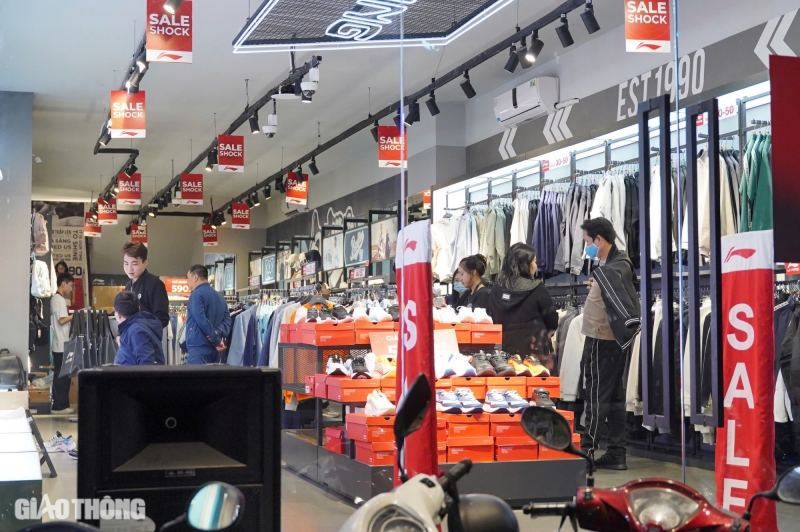 Sát ngày Black Friday, biển giảm giá ngập phố nhưng khách chỉ ghé xem rồi đi