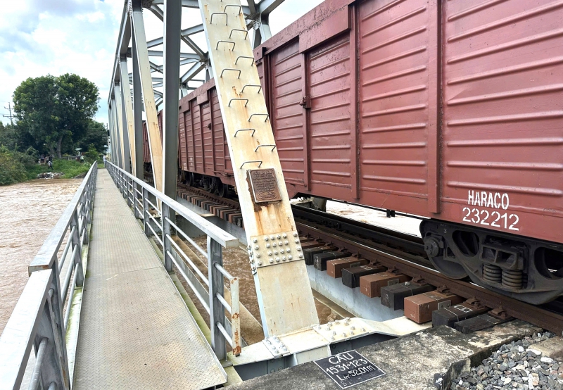 Đường sắt lại điều toa xe 200 tấn trấn giữ cầu khi nước dâng mạnh tại Lâm Đồng