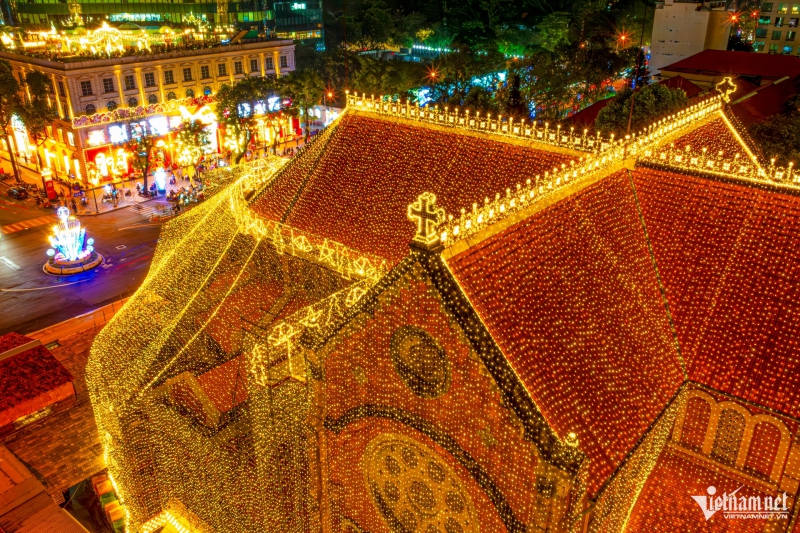 Nhà thờ Đức Bà lung linh đầu mùa Giáng sinh, hút khách đến check-in