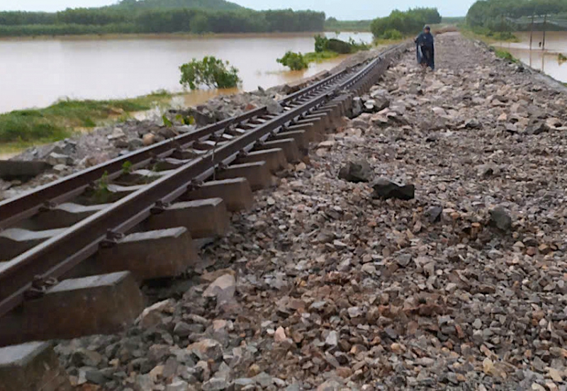 Tuyến đường sắt quốc gia hư hỏng nghiêm trọng sau bão lũ