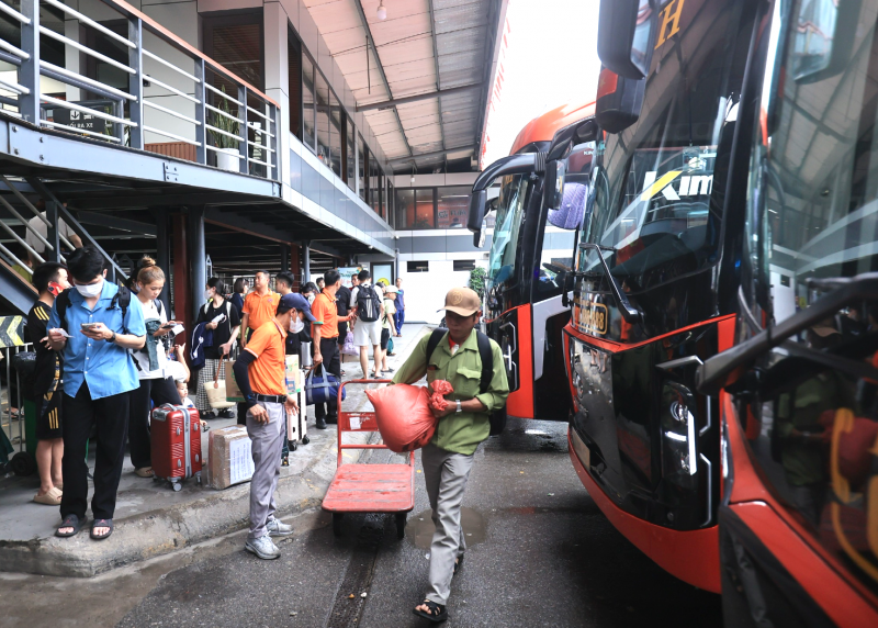 Vé xe khách Tết tăng nhiệt, nhiều chuyến chỉ còn lác đác vài chỗ trống