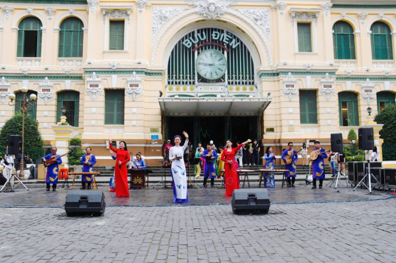 Một vòng TPHCM rộn ràng hương Tết, sắc Xuân