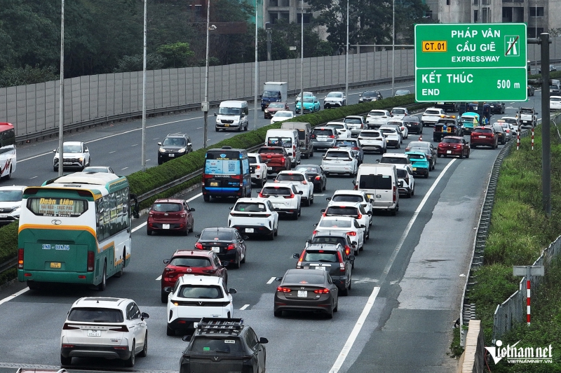 Chưa hết nghỉ Tết, cửa ngõ Hà Nội đã đông đúc phương tiện trở lại