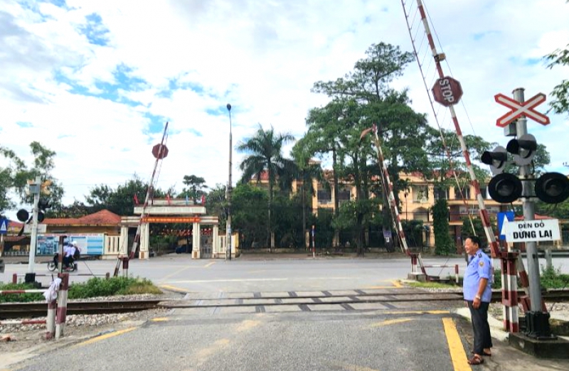 Hà Nội: Hàng chục tài xế ô tô, xe máy vượt rào chắn đường sắt bị xử phạt nghiêm