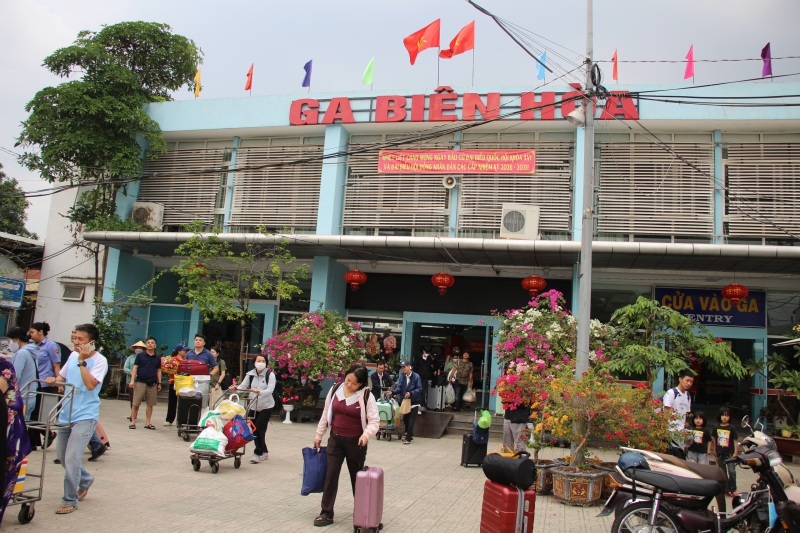 Sự cố sà lan tông cầu Ghềnh: Hàng nghìn hành khách đường sắt tất tả ngược xuôi