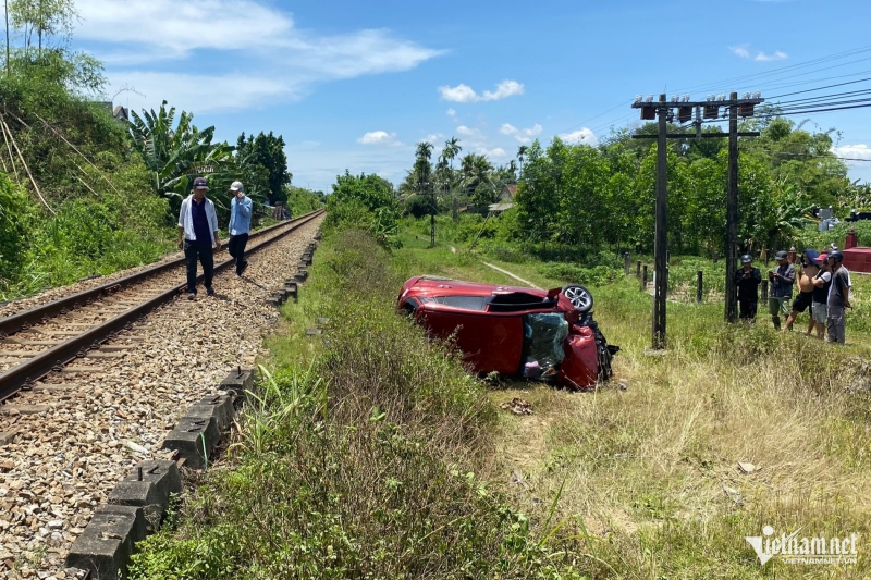 Ôtô đầu kéo mắc kẹt trên đường ray, bị tàu hỏa tông vỡ đôi