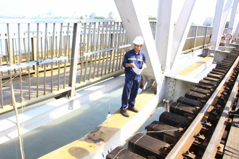 Đang thử tải cầu Ghềnh, dự kiến 9h ngày 11/3 thông tàu Bắc - Nam trở lại