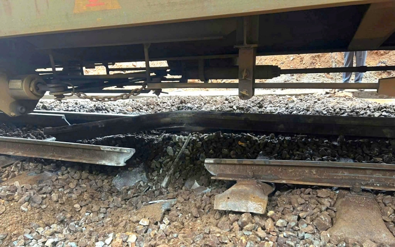 Thông tuyến đường sắt qua đèo Hải Vân sau sự cố gãy đường ray