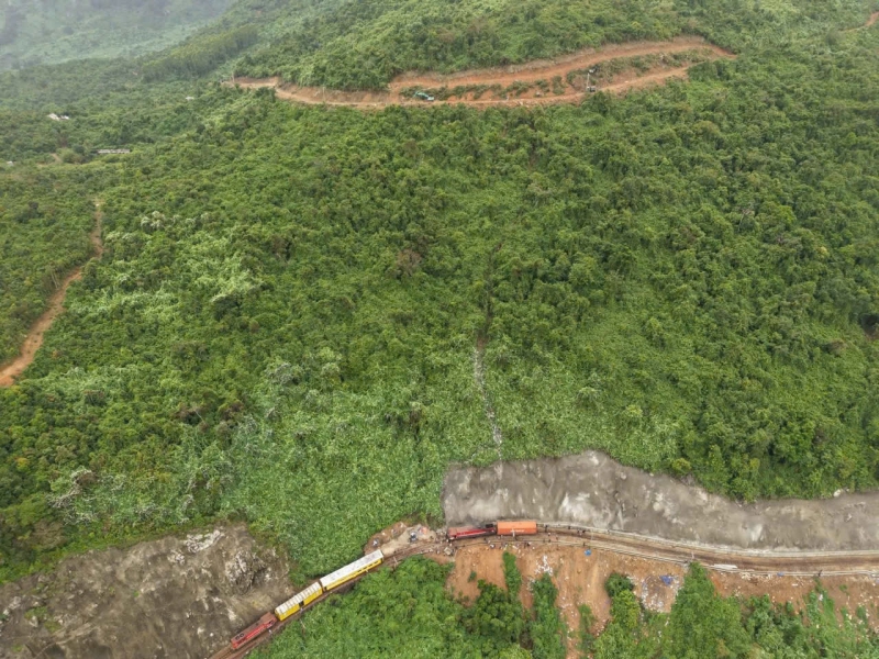 Đá tiếp tục rơi trên đèo Hải Vân, đường sắt tạm dừng chạy tàu