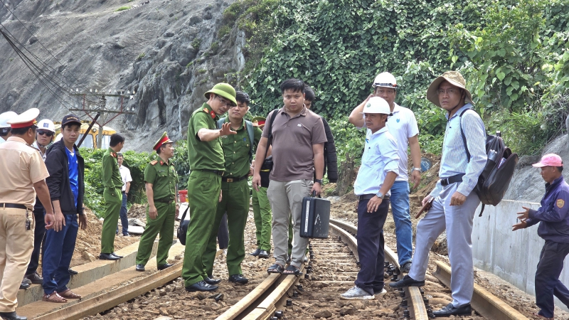 Công an vào cuộc vụ đá lăn làm gãy đường ray qua đèo Hải Vân