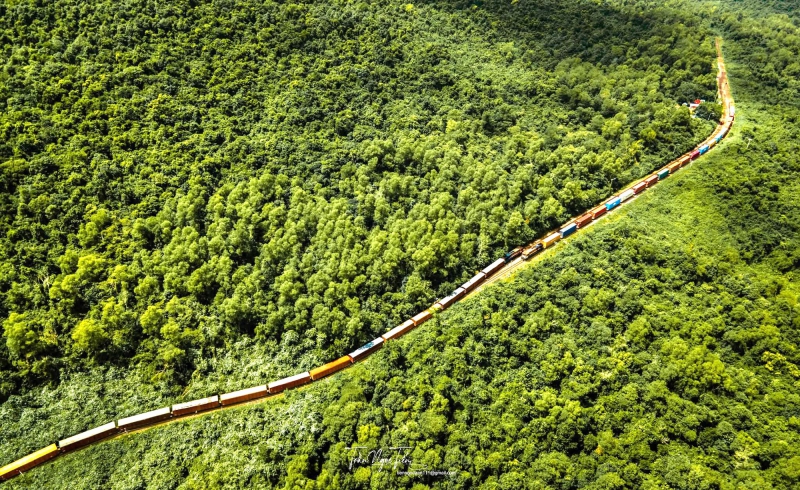 Thông tuyến đường sắt qua đèo Hải Vân sau sự cố đá lăn