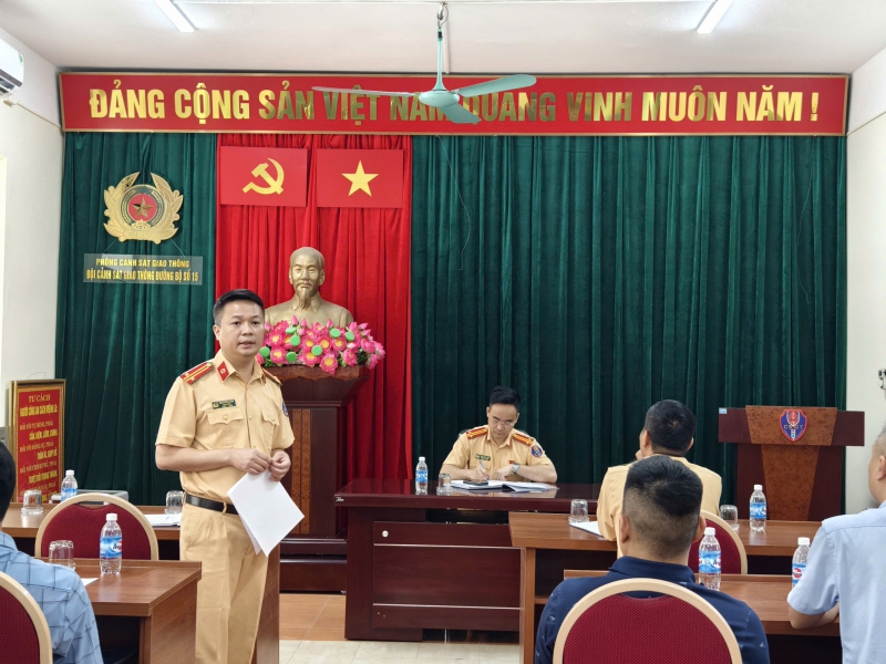 Hà Nội: Hơn 40 chủ xe tải ký cam kết không vi phạm, giữ vệ sinh môi trường