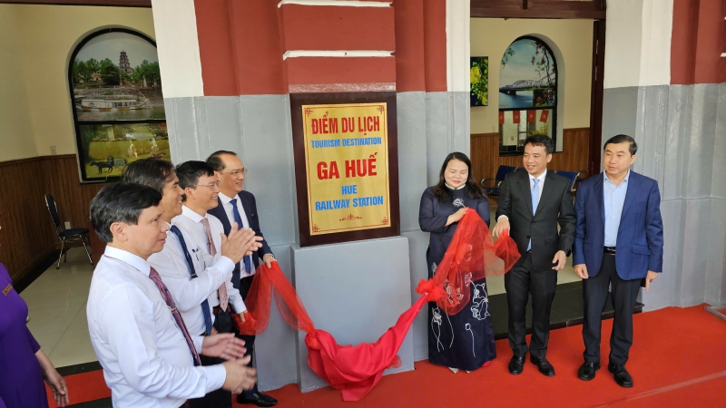 Ga Huế thành điểm du lịch, đoàn tàu kết nối di sản miền Trung nổi sắc tím