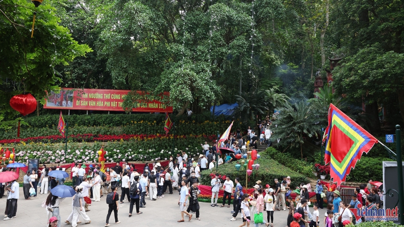 Dòng người ùn ùn đổ về Đền Hùng trước ngày chính lễ