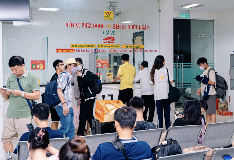 Hành khách dồn dập đặt vé, nhiều tuyến đường dài “cạn chỗ” dịp lễ 30/4