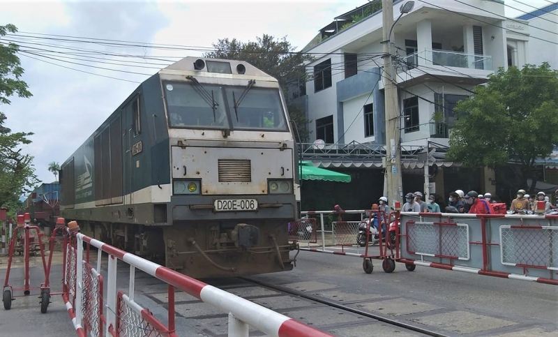 Tiếp nhận đầu máy công suất lớn, đường sắt tăng năng lực sức kéo