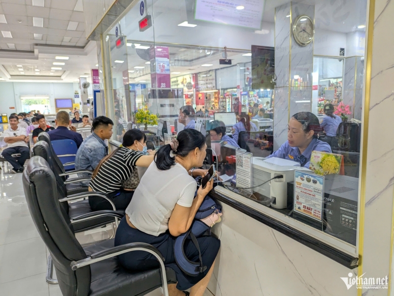 Người dân đến ga Sài Gòn từ 3h sáng 'săn' vé tàu Tết Đinh Mùi